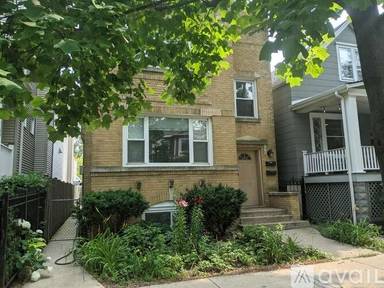 Main picture of 2023 W Berteau Ave