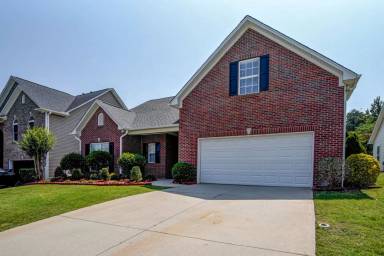 Main picture of 704 Center Rd