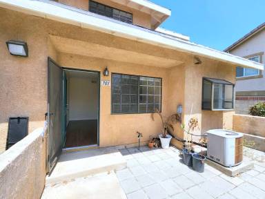 Main picture of 1034 E 6th St