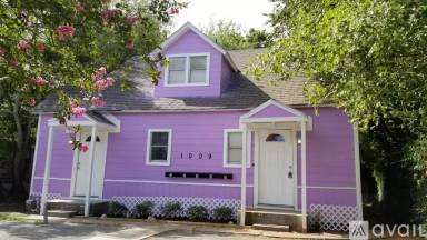 Main picture of 1009 Laredo St