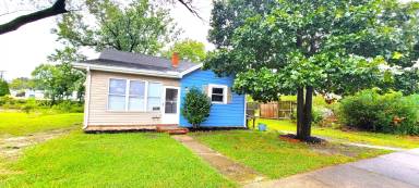 Main picture of 104 Middle Neck Ln