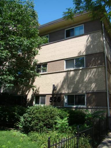 Main picture of 526 W Roscoe St