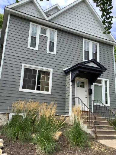 Main picture of 611 14th Ave SE