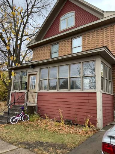 Main picture of 647 Victoria St S