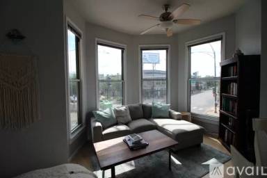 Main picture of 7044 N Clark St