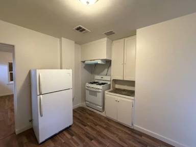 Main picture of 1802 Lake St