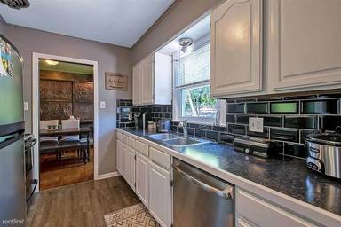 Main picture of 109 S Parkwood Ln