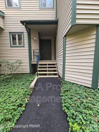 Main picture of 352 Hollow Rd