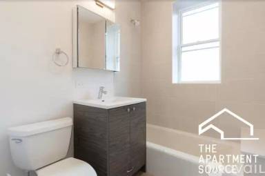 Main picture of 1704 W Glenlake Ave