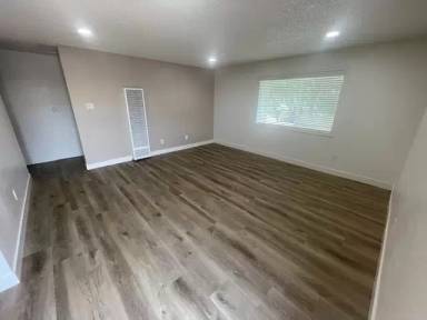 Main picture of 1404 W Stoneridge Ct