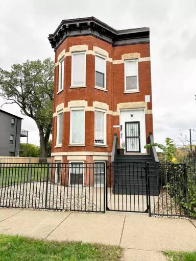 Main picture of 4720 S Wabash Ave
