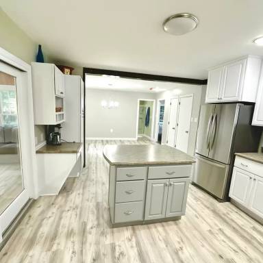 Main picture of 28 N Riverside Dr