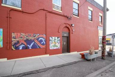 Main picture of York Avenue South