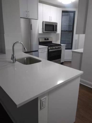 Main picture of 25 W 68th St