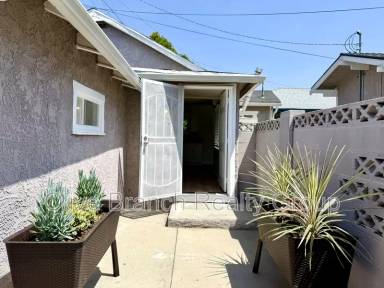 Main picture of 4125 1/2 S Van Ness Ave