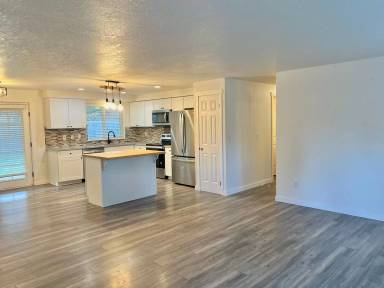 Main picture of 1333 Clover Loop SE