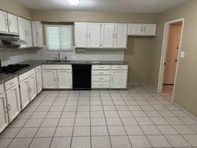 Main picture of 100 S Allen Dr