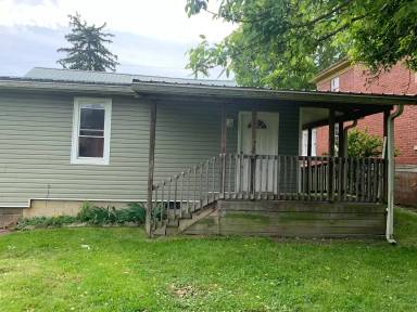 Main picture of 1027 1/2 Lynn St