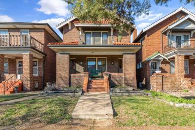 Main picture of 4989 Tholozan Ave