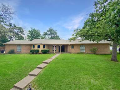 Main picture of 1400 Merry Oaks Dr
