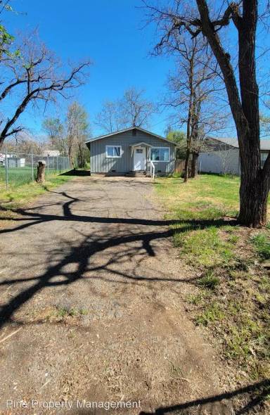 Main picture of 6941 Skyway St