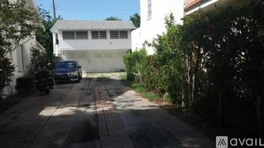 Main picture of 307 S Lakeside Ct