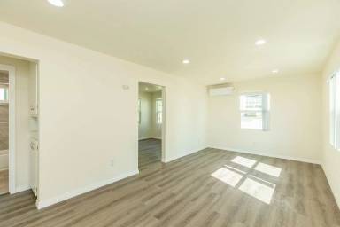 Main picture of 245 1/2 S Wabash Ave