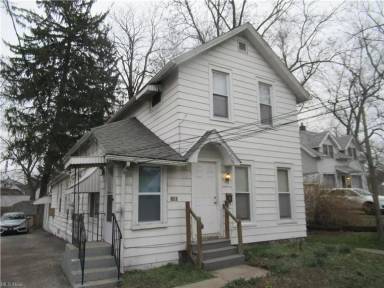 Main picture of 235 Center Rd