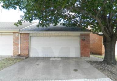 Main picture of 718 Carriage Way