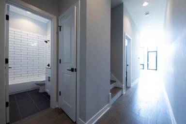 Main picture of 1637 W Chicago Ave