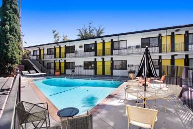 Main picture of 1300 W Olive Ave