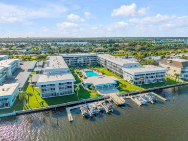 Main picture of 315 N Causeway