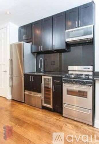 Main picture of 436 W 52nd St