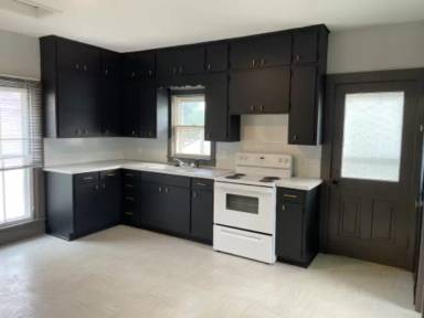 Main picture of 233 W Lincoln St
