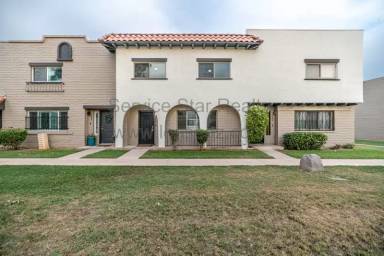 Main picture of 2948 E Clarendon Ave