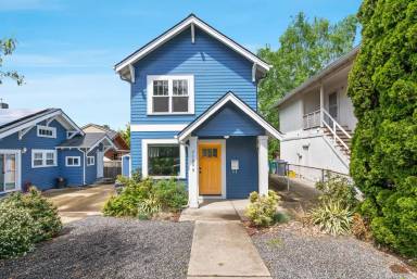 Main picture of 7105 N Leavitt Ave