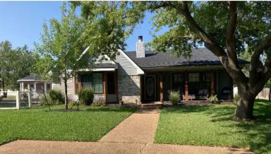 Main picture of 1506 Oak Hollow Dr