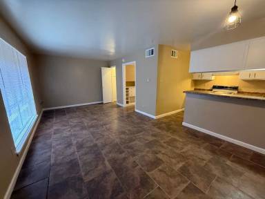 Main picture of 500 E Houston St