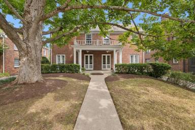 Main picture of 102 Lauderdale Rd