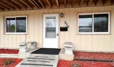 Main picture of 701 N Maple St