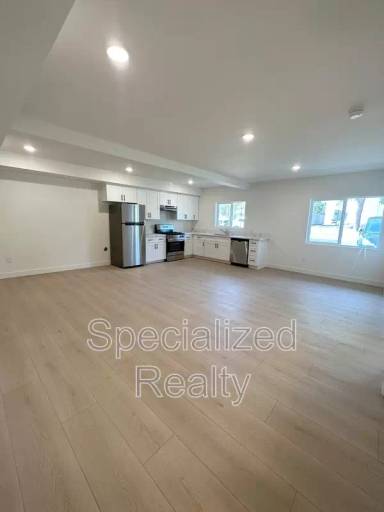 Main picture of 824 E Windsor Rd