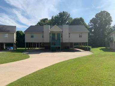 Main picture of 2002 River Dr