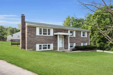 Main picture of 2700 Queenswood Dr