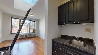 Main picture of 31 W 8th St