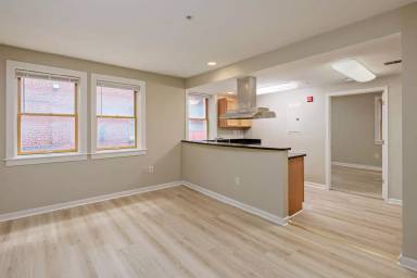 Main picture of 2440 Saint Paul St