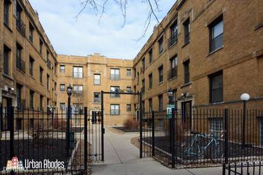 Main picture of 726 W Roscoe St