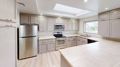 Main picture of 325 E Ave