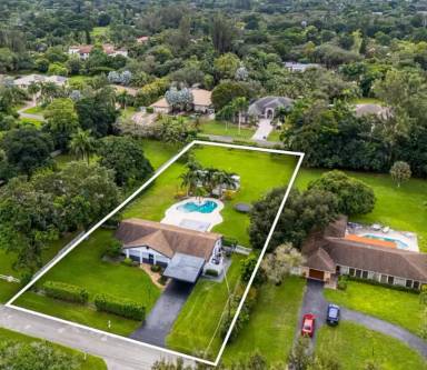 Main picture of 14330 SW 16th St