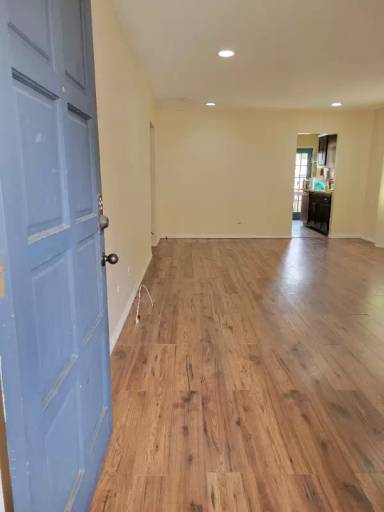 Main picture of 850 W Crestwood Ave