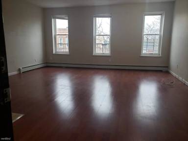 Main picture of 140 Bay 13th St